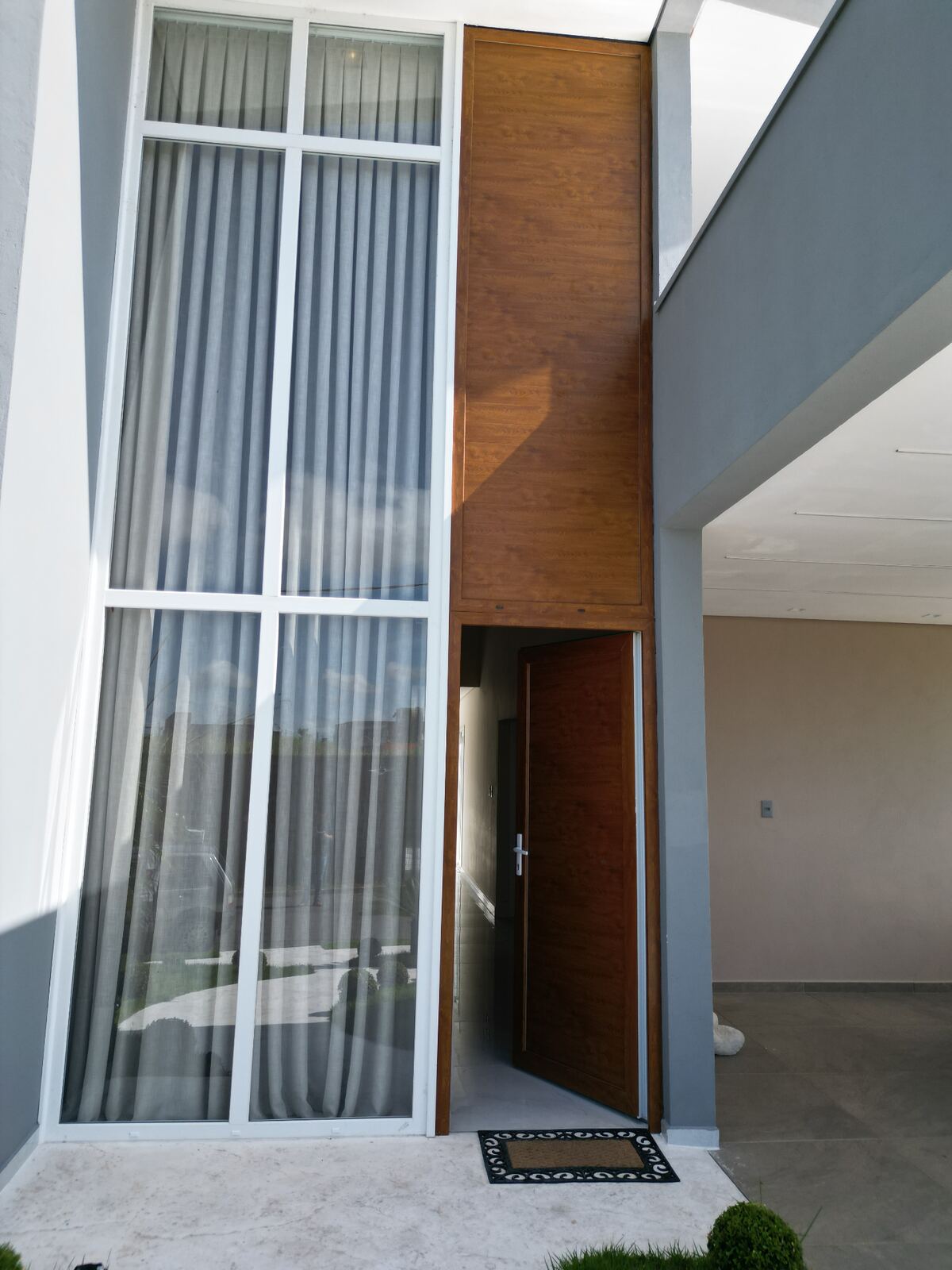 Porta Pivotante em Madeira